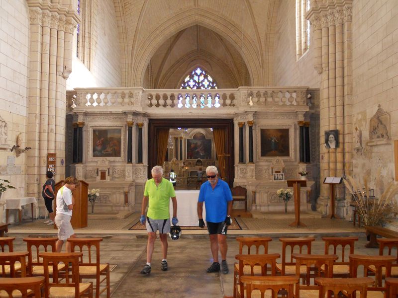 L'intérieur de l'abbaye St Etienne de Bassac